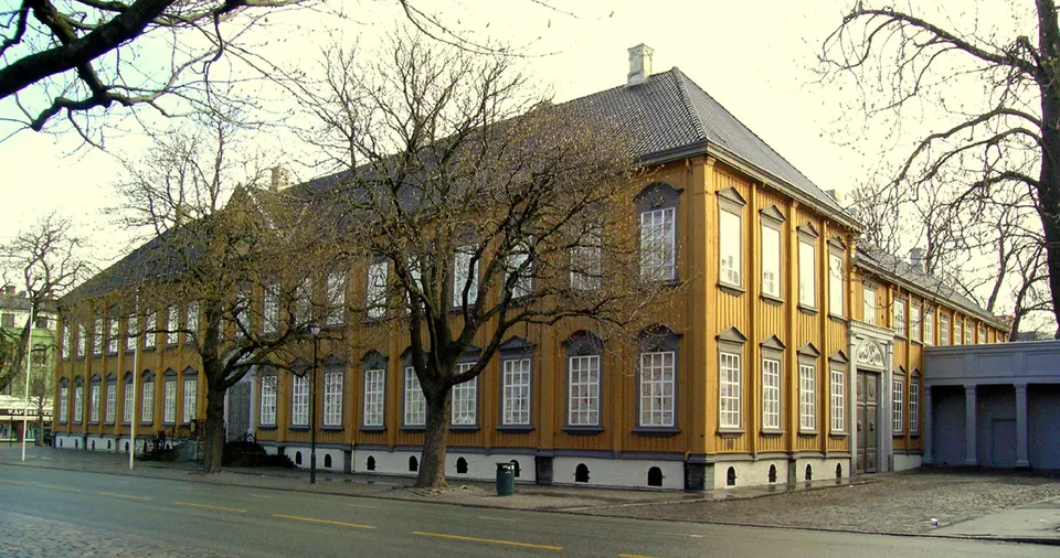 Imponente mansión real de madera amarilla de estilo rococó de Stiftsgården en Trondheim.