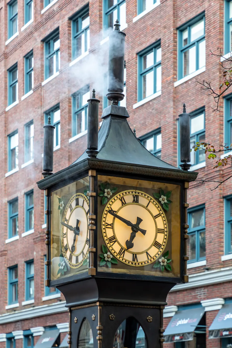 El emblemático reloj de vapor victoriano de Gastown en la esquina de Water Street con Cambie Street en Vancouver.
