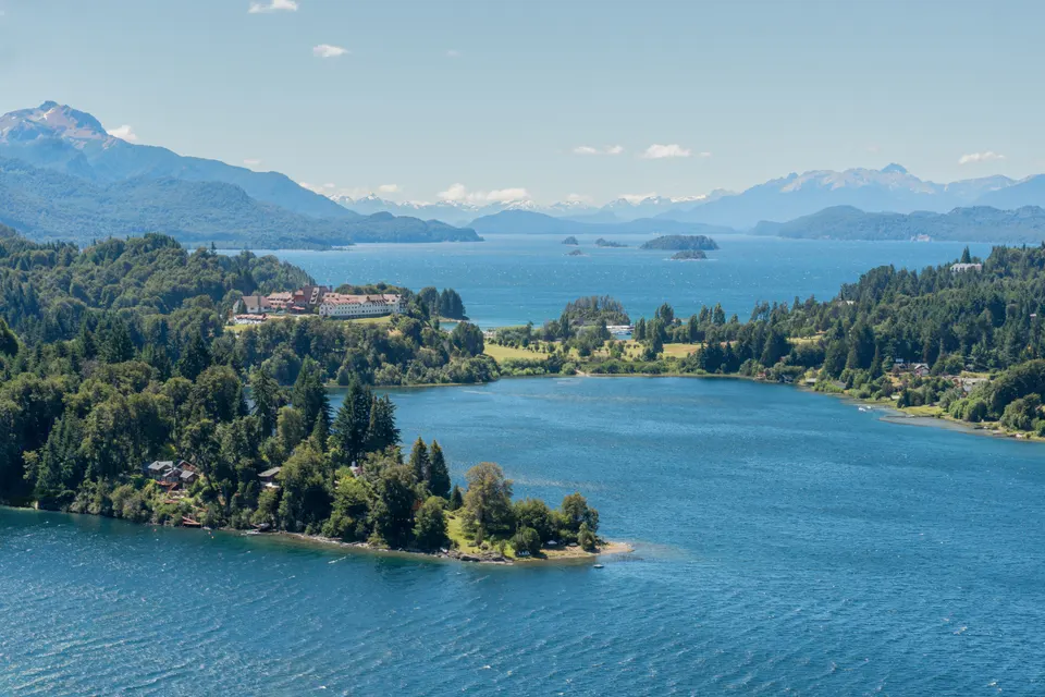 Vista panorámica de la península Llao Llao, el hotel histórico y los lagos Moreno y Nahuel Huapi en Bariloche.