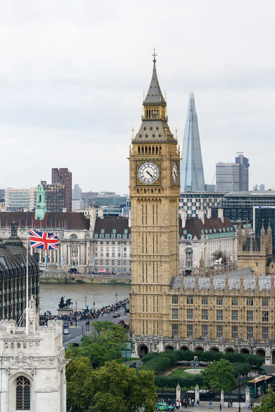 La Elizabeth Tower (Big Ben) del Palacio de Westminster tras su restauración con sus esferas azules y doradas.