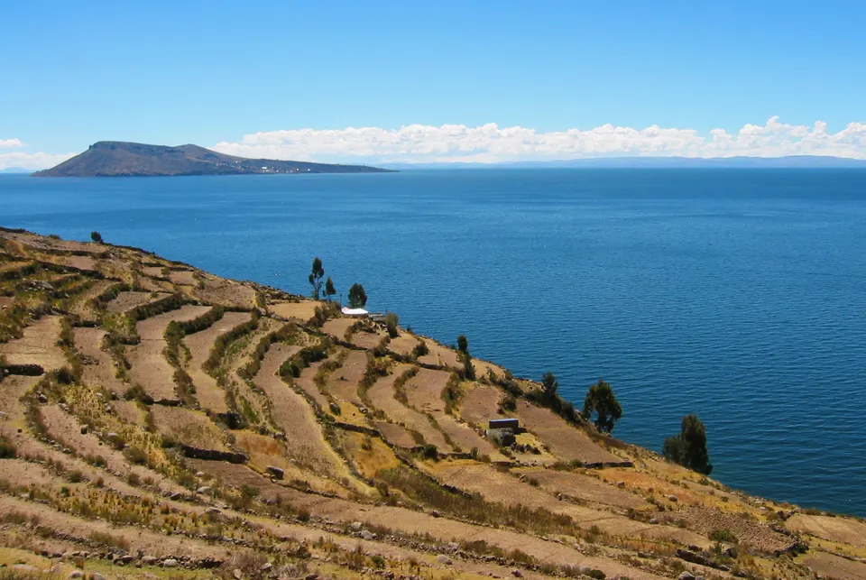 Paisaje rural apacible con terrazas de flores y cumbres ceremoniales de Pachatata en la Isla Amantaní