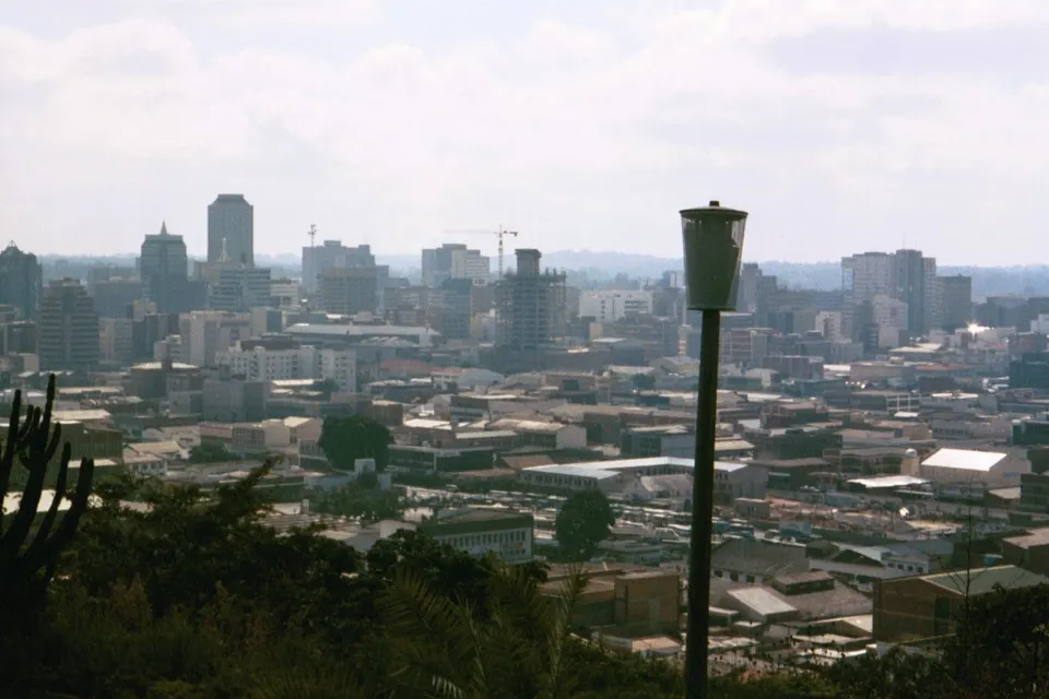 Vista panorámica de 360 grados sobre los barrios y avenidas de Harare desde la colina Kopje.