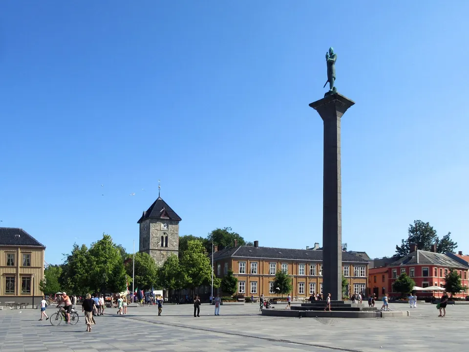 Columna y estatua del rey vikingo Olav Tryggvason en la plaza mayor Torvet de Trondheim.