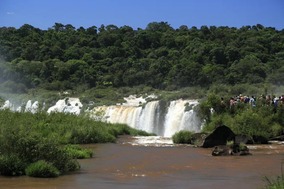 Borde de caída y colosal torrente de agua con nubes de vapor en la Garganta del Diablo.