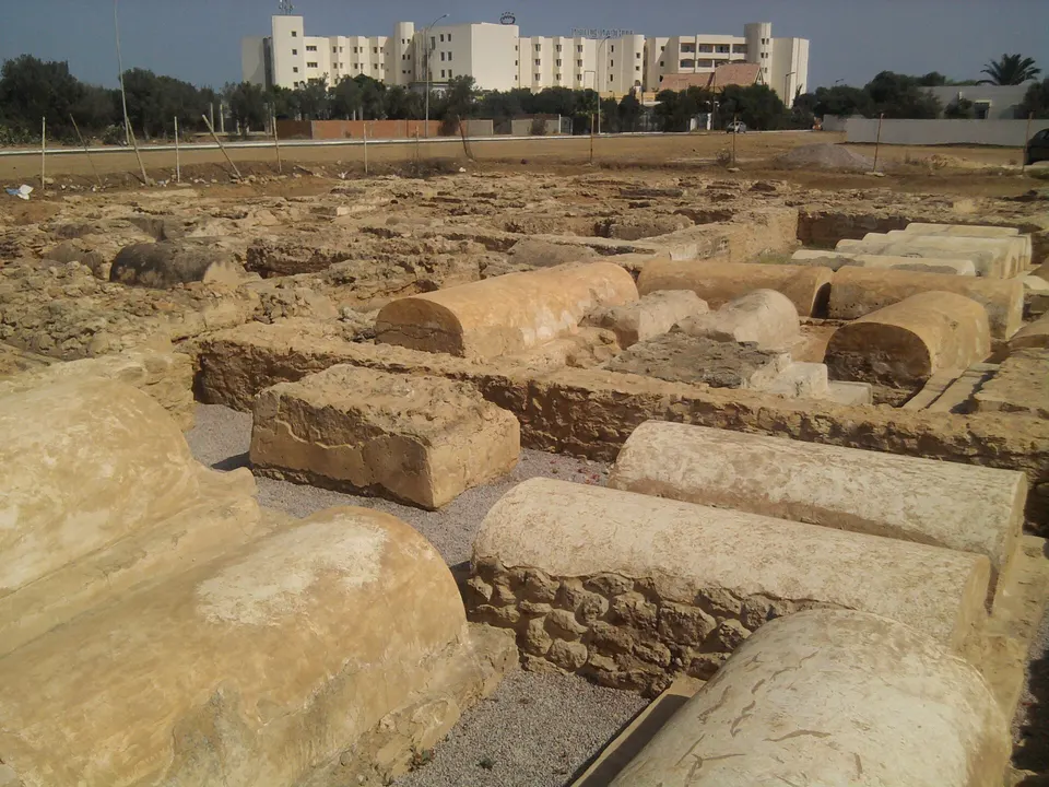 Yacimiento arqueológico romano de Pupput con restos de termas y necrópolis antigua.