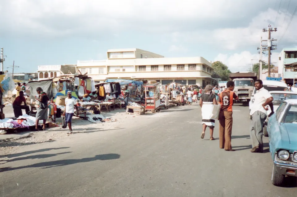 Mercado del centro de Kingston, Jamaica, en una fotografía de 1990.
