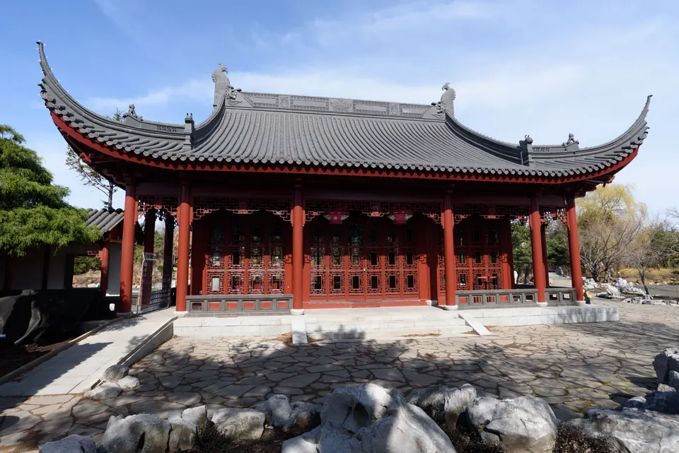 Pagodas tradicionales y pabellones lacados en el Jardín Chino del Jardín Botánico de Montreal.