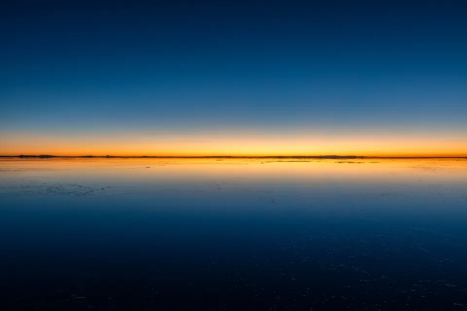 El horizonte blanco infinito y los polígonos de sal en el Salar de Uyuni, Bolivia.