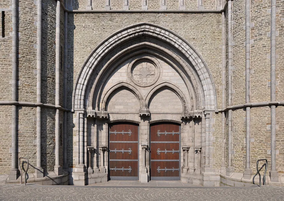 Portal occidental de la Iglesia de Nuestra Señora de Brujas, que alberga la Virgen con el Niño de Miguel Ángel.