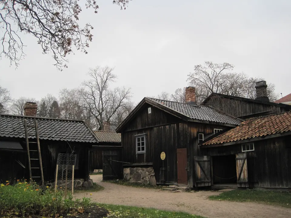 Palacio de granito del Museo de Arte de Turku dominando el parque y la colina de Puolala.