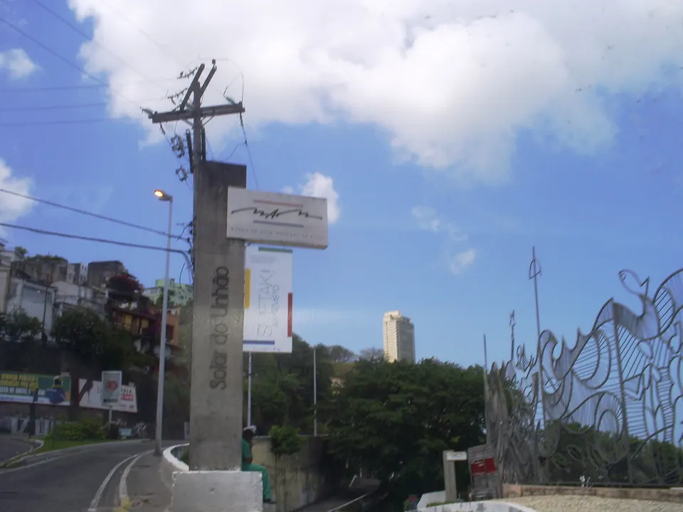 Conjunto colonial del Solar do Unhão y el Museo de Arte Moderno de Bahía sobre las aguas de la Bahía de Todos los Santos.