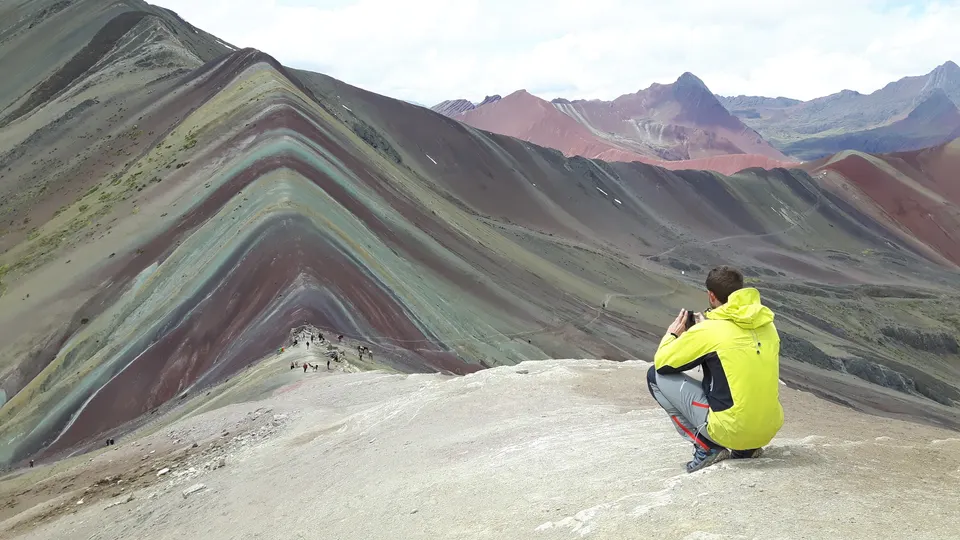 Franjas minerales de tonos rojizos, turquesas y ocres en la cumbre de la Montaña de Siete Colores Vinicunca