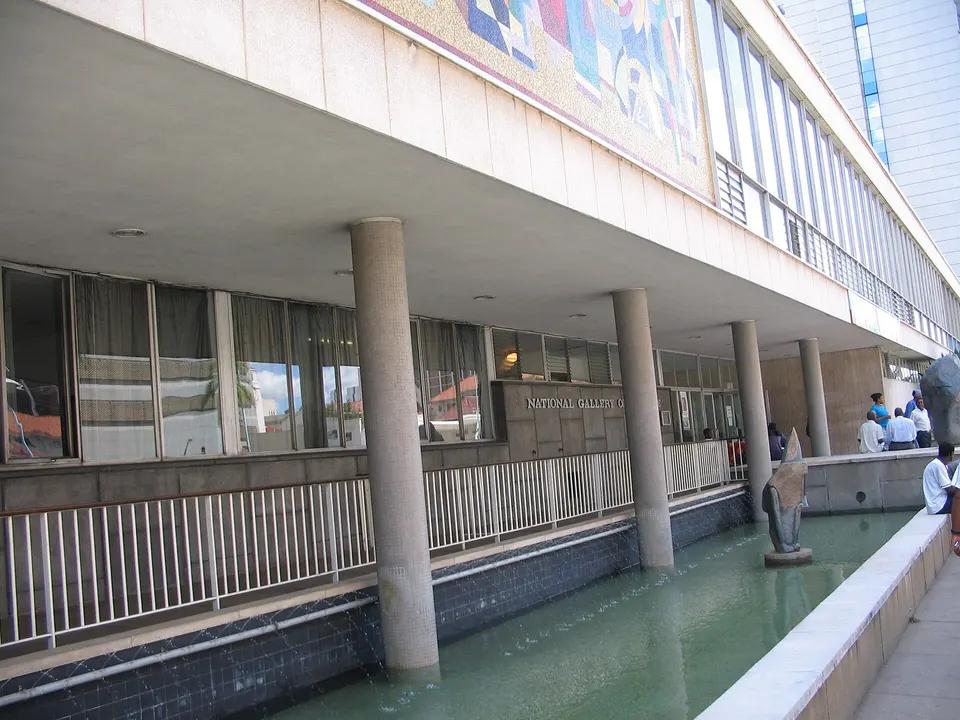 Entrada principal a la Galería Nacional de Zimbabue, guardiana de la escultura contemporánea y bellas artes.