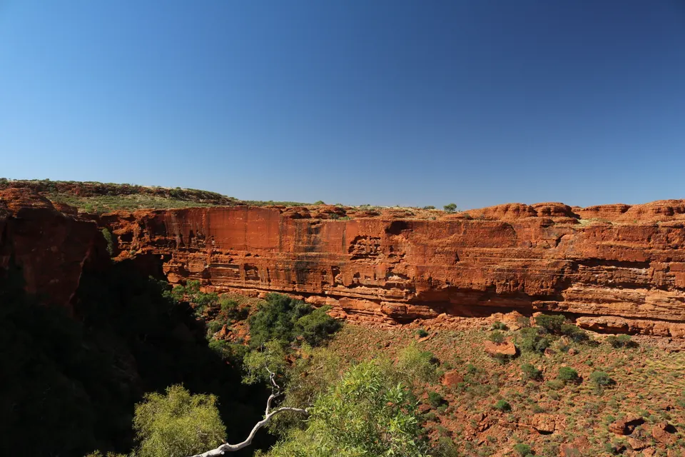 Vértigo y acantilados de arenisca roja en la ruta del borde de Kings Canyon en Watarrka.