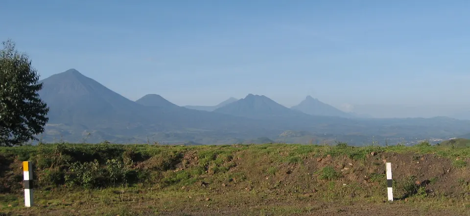 Picos volcánicos de la cordillera Virunga coronados por el imponente monte Karisimbi de 4.507 metros.