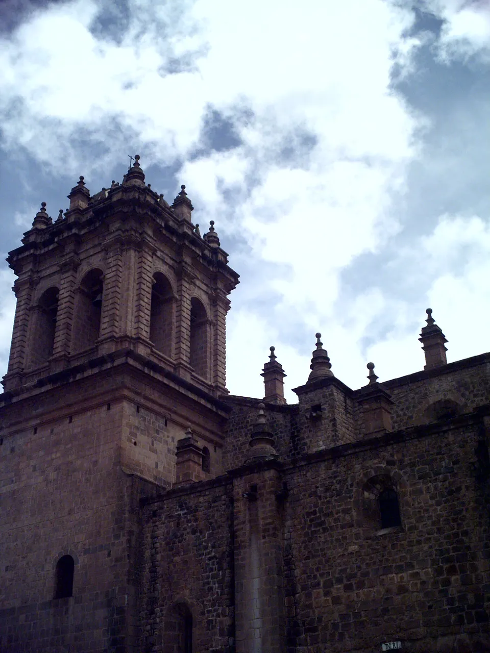 Fachada renacentista en piedra andesita de la Catedral Basílica de la Virgen de la Asunción de Cusco