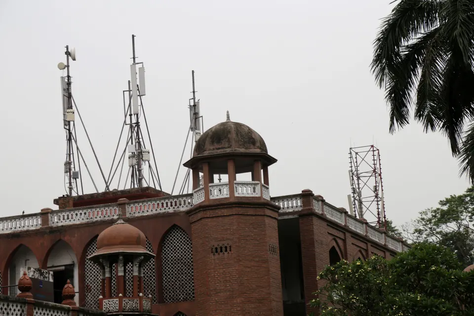 Antena repetidora de red de telefonía móvil celular 4G y 5G instalada en la azotea.