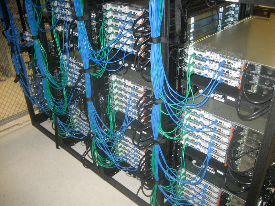 Rack de servidores con cableado estructurado en un centro de datos de telecomunicaciones.