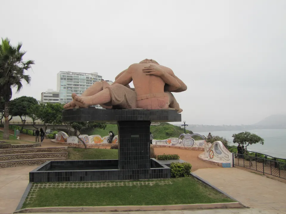 Escultura monumental El Beso de Víctor Delfín y muros curvos de mosaicos coloridos en el Parque del Amor de Miraflores