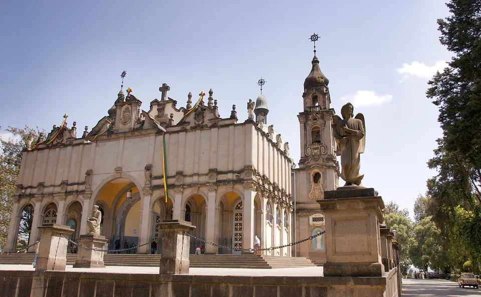 Fachada monumental y cúpulas de la Catedral ortodoxa de la Santísima Trinidad en Addis Abeba.