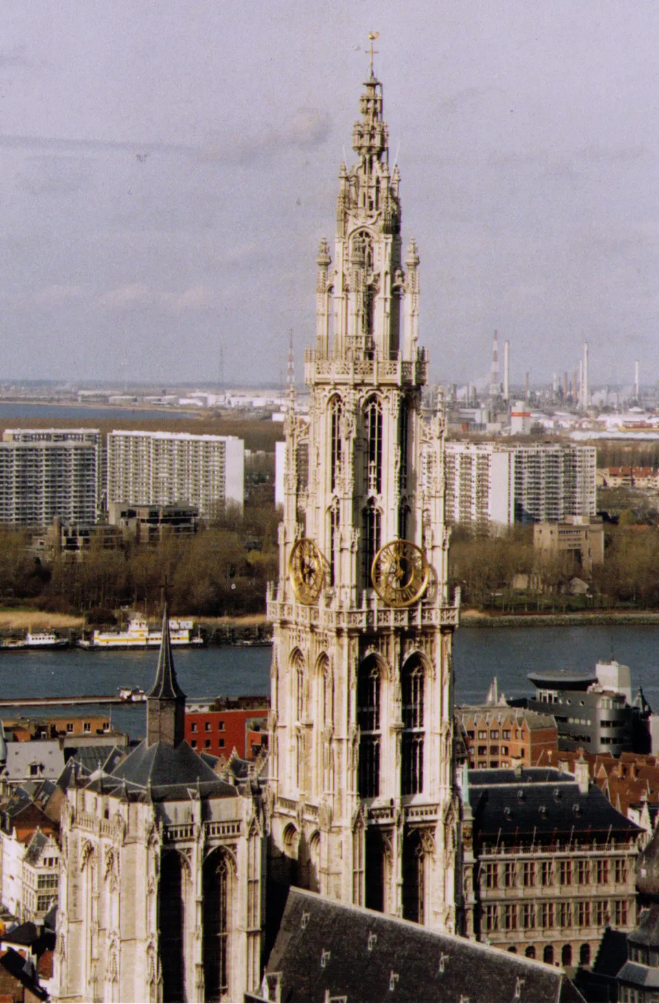 Torre gótica de la Catedral de Nuestra Señora de Amberes, la más alta de los Países Bajos históricos.