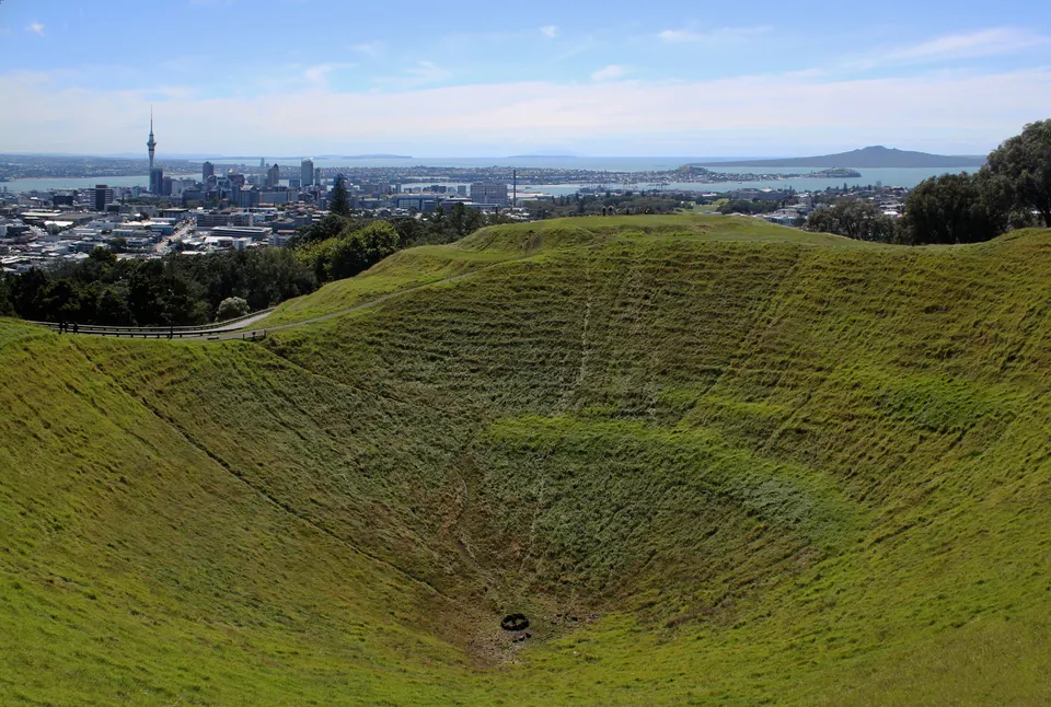 El colosal cráter de hierba verde del volcán dormido Monte Eden Maungawhau con vistas a la ciudad.