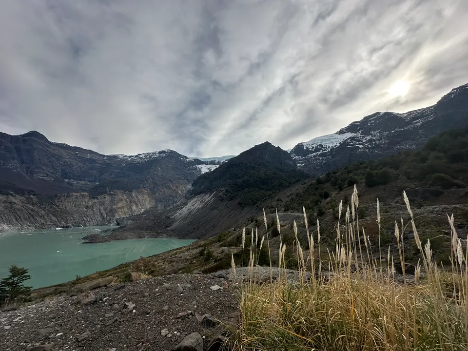 El Ventisquero Negro y las paredes de hielo glaciar en la base del imponente Cerro Tronador.