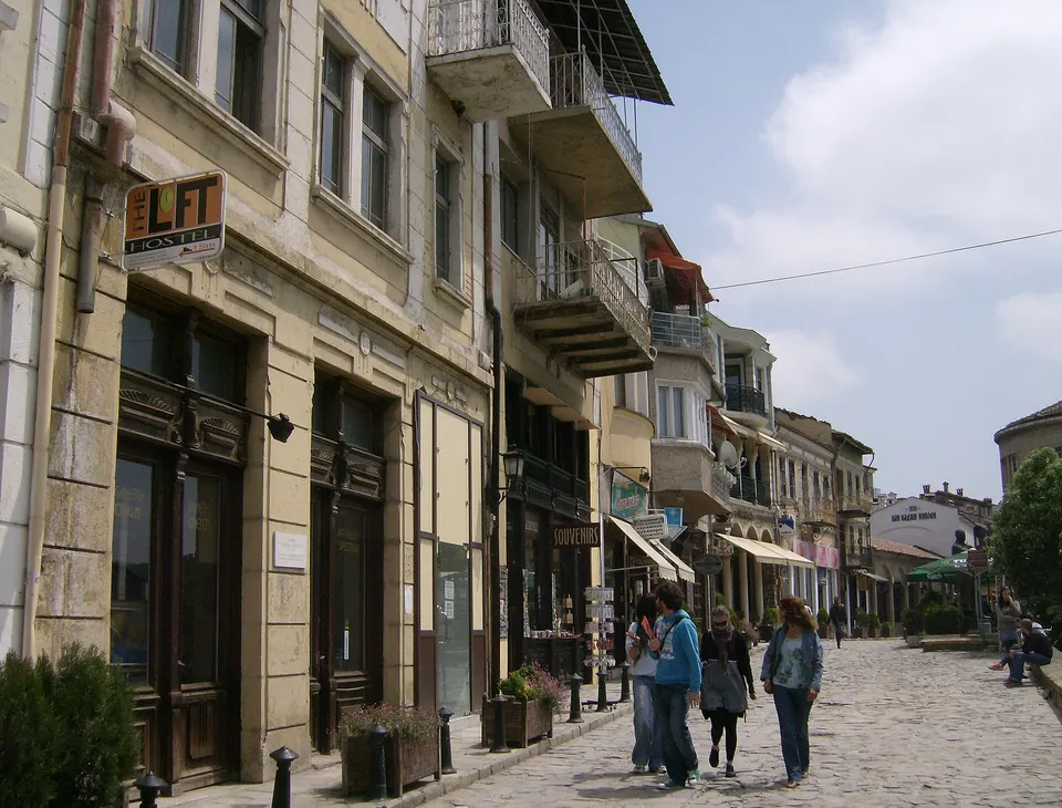 Callejón adoquinado de Samovodska Charshiya con talleres de artesanía tradicional en Veliko Tarnovo.