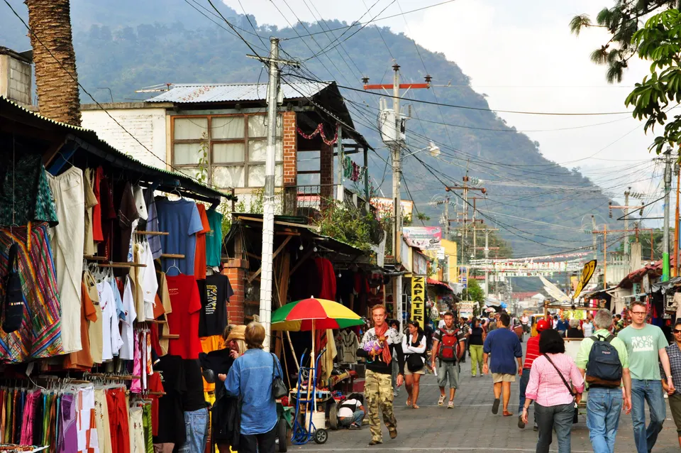 Puestos callejeros de artesanías tradicionales mayas y textiles a lo largo de la Calle Santander en Panajachel.