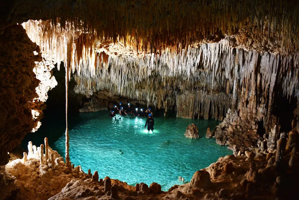 Visitantes en el recorrido Río Secreto Clásico en playa-del-carmen