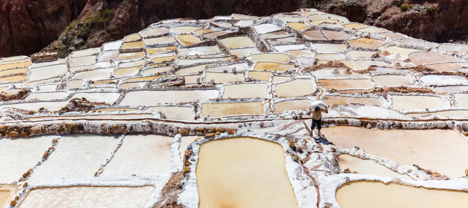 Miles de pozas escalonadas de evaporación de sal rosada en las Salineras de Maras en el Valle Sagrado