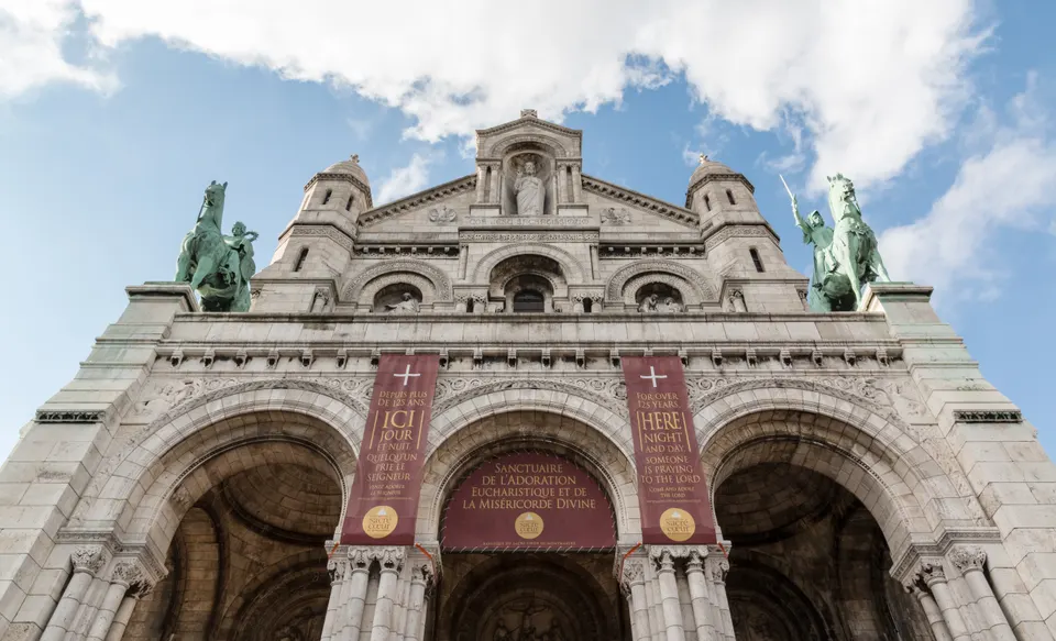 La Basílica del Sacré-Cœur en la colina de Montmartre, París.