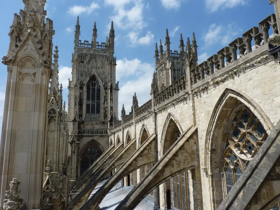 Fachada monumental y torres góticas de York Minster.