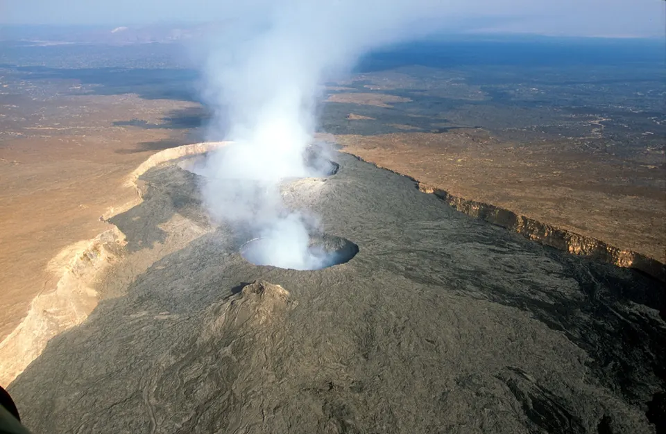 Fascinante lago de lava basáltica incandescente en el cráter de la caldera del volcán Erta Ale.