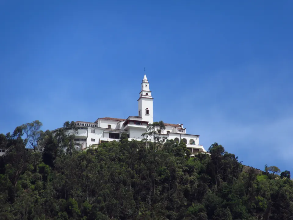 Fachada blanca del Santuario del Señor Caído de Monserrate en la cima del cerro tutelar de Bogotá