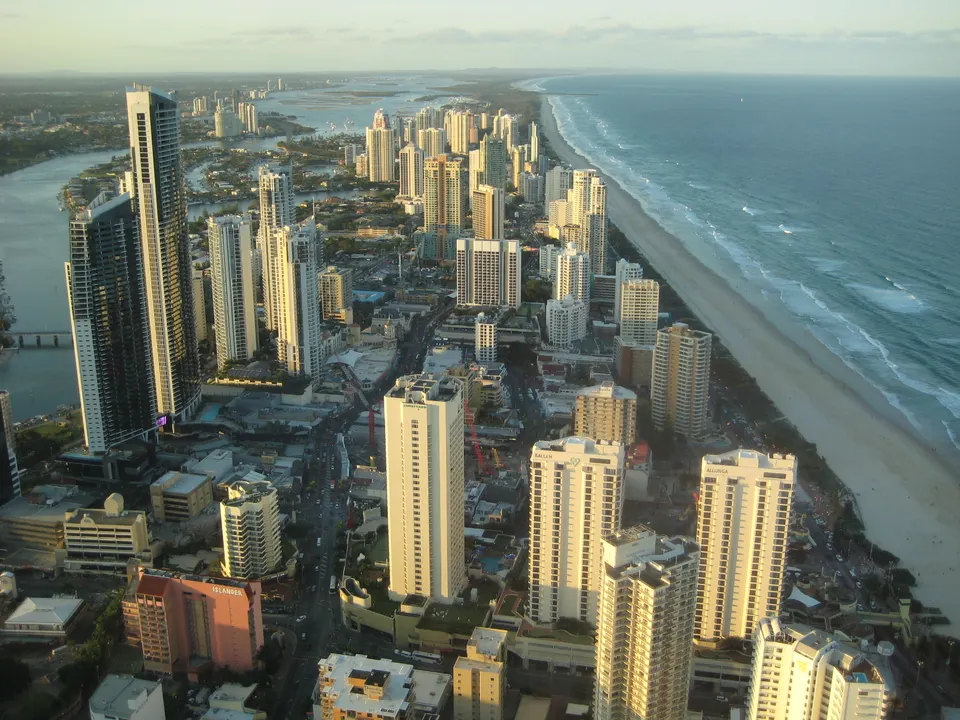 Vistas infinitas sobre el océano Pacífico y las playas desde el observatorio SkyPoint de la torre Q1.
