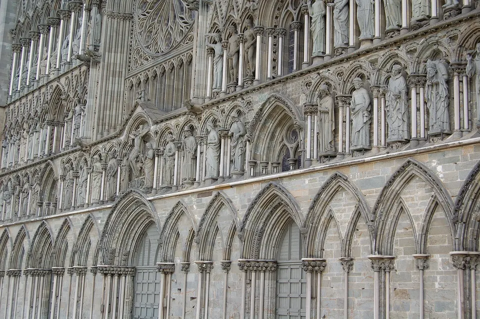 Fachada oeste gótica de la Catedral de Nidaros con decenas de esculturas bíblicas e históricas.