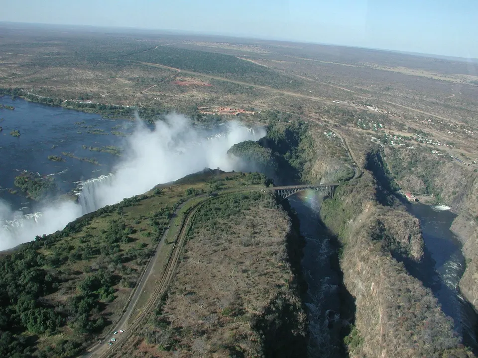 Vista aérea panorámica del río Zambeze precipitándose en la colosal grieta de las Cataratas Victoria en Zimbabue.