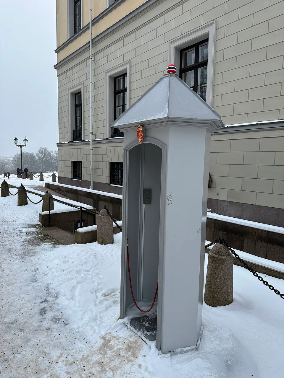 Fachada neoclásica del Palacio Real de Oslo en lo alto de la plaza Slottsplassen.
