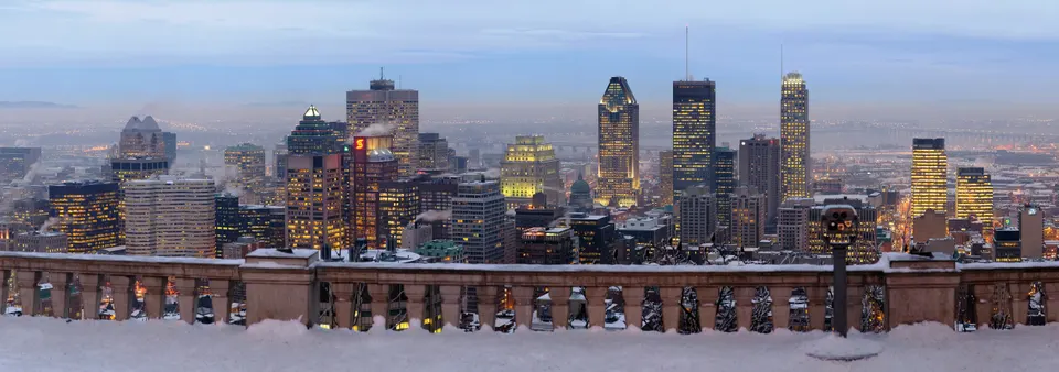 El histórico Chalet du Mont-Royal y la amplia terraza del mirador con vistas al río San Lorenzo.