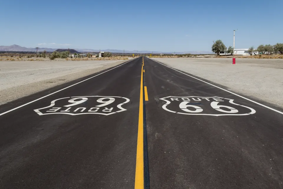 Historic Route 66 near Amboy, California, USAThe historic Route 66, also known as the “Mother Road”, was officially esta en estados-unidos
