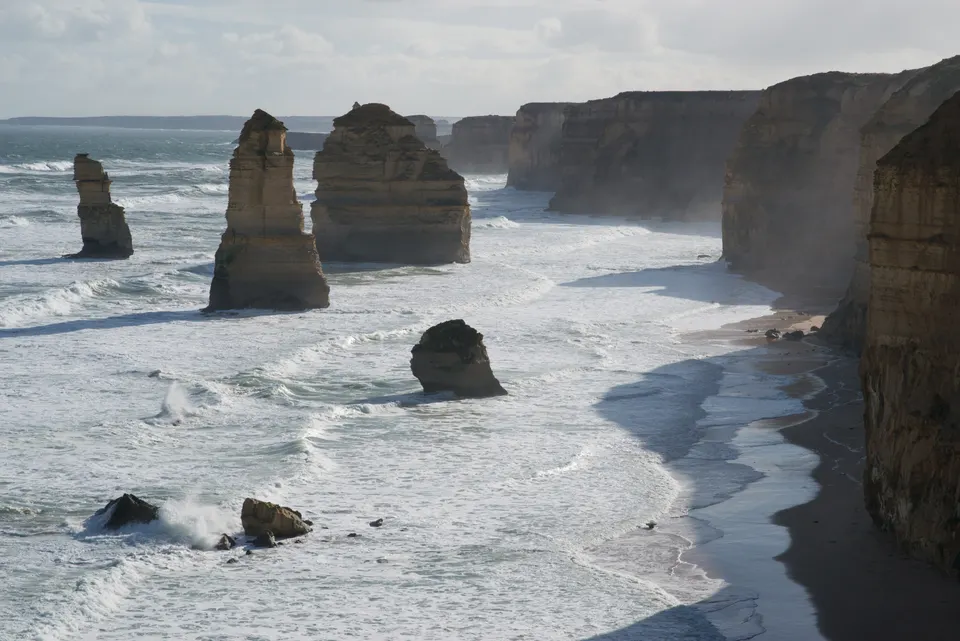 Monolitos de piedra caliza de los Doce Apóstoles emergiendo del océano en la Great Ocean Road.