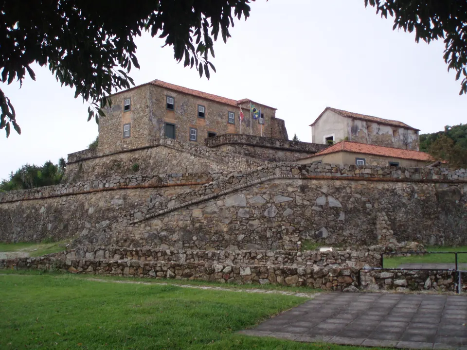 Murallas de piedra y cañones coloniales del siglo XVIII en la Fortaleza de São José da Ponta Grossa.