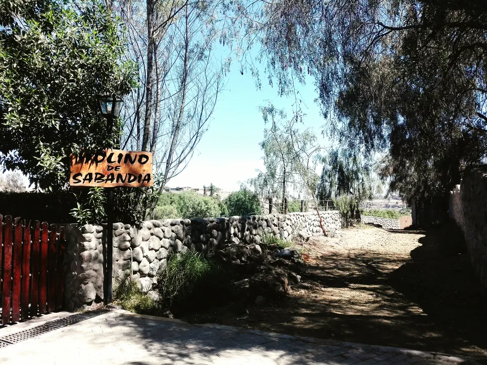Rueda hidráulica de piedra y casona solariega de sillar del Molino de Sabandía en la campiña arequipeña