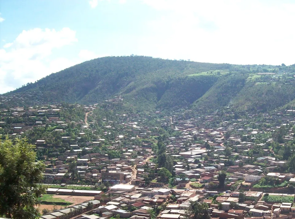 Vistas panorámicas de la ciudad de Kigali y los valles verdes circundantes desde el monte Kigali.