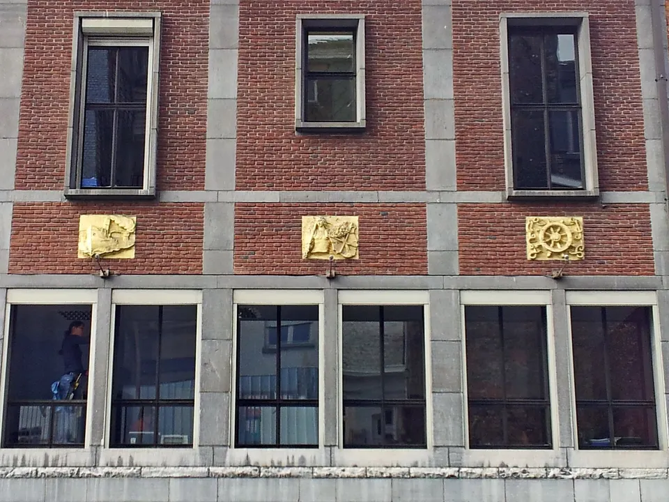 Fachada del Museo Grand Curtius, a orillas del río Mosa en Lieja.