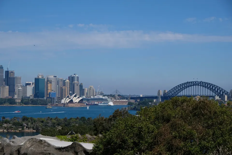 Recinto del Taronga Zoo con vistas panorámicas privilegiadas sobre la bahía y rascacielos de Sídney.