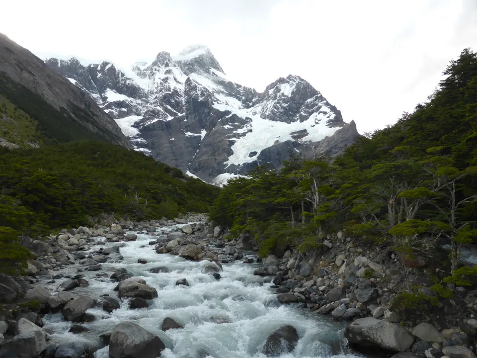 Imponentes paredes de granito y glaciares colgantes en el Valle del Francés bajo el macizo Paine Grande