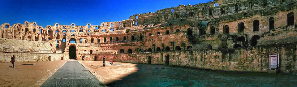 Arcadas monumentales del coliseo romano de El Jem, el tercero más grande del mundo.