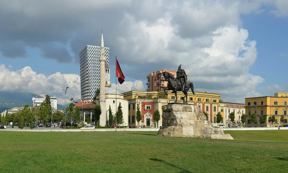 La plaza Skanderbeg de Tirana de día, con el monumento ecuestre a Skanderbeg.